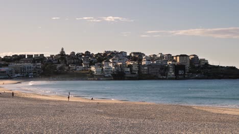 Wide-view-of-North-Bondi-from-South-Bondi-beach-at-sunrise,-Bondi-Beach