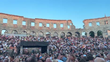 Vista-Desde-El-Interior-Del-Coliseo-De-Pula-Lleno-De-Gente-En-El-Concierto-De-Duran-Duran-En-Croacia