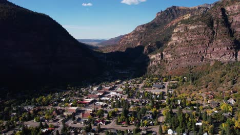 Ouray,-Colorado-USA,-Mountain-Resort-on-Sunny-Autumn-Day,-Buildings-and-Landscape