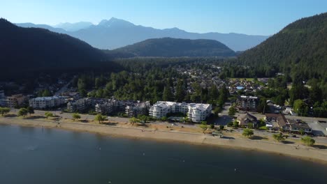 Ciudad-De-Aguas-Termales-De-Harrison-Junto-Al-Lago-Harrison,-Rodeada-De-Montañas