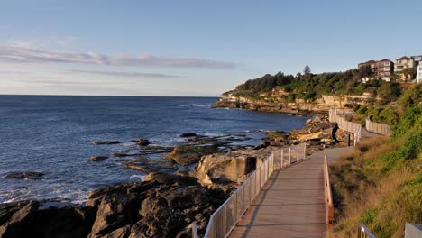 Toma-Panorámica-A-Lo-Largo-Del-Paseo-Costero-De-Bondi-A-Bronte-Al-Amanecer