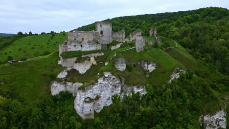 Movimiento-Aéreo-Que-Se-Acerca-Al-Castillo-Medieval-De-Gaillard,-Les-Andelys,-Francia