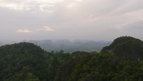 4K-Drohnenaufnahmen-Der-Nebligen-Berge-Thailands-In-Krabi,-Thailand,-Asien,-Bewölkt,-Dramatisch