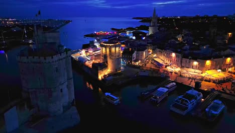 Luftaufnahme-Bei-Nacht-über-Den-Hafen-Vieux-Port-De-La-Rochelle-Und-St