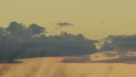 Riesige-Wolkenlandschaft-Orange-Blaugrün-Himmel-Sonnenuntergang-Australien-Gippsland-Victoria-Maffra