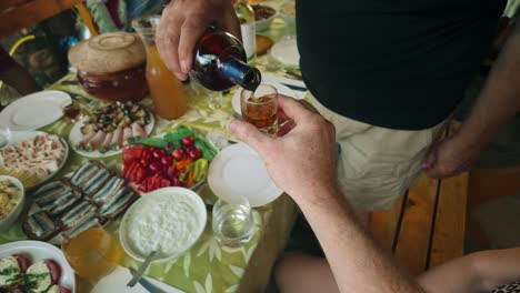 Una-Mesa-Tradicional-Rusa-Está-Llena-De-Una-Variedad-De-Alimentos-Que-Incluye-Ensaladas,-Verduras,-Pescado-Y-Bebidas.