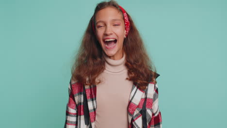 Niña-Preadolescente-Celebrando-El-éxito,-Ganando-El-Premio-Mayor-De-Lotería-De-Cumpleaños,-Logro-De-Objetivos