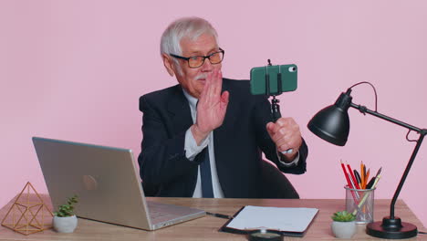 Hombre-De-Negocios-Senior-Haciendo-Videoconsulta-De-Conferencia-De-Teléfono-Móvil,-Agente-De-Centro-De-Llamadas,-Operador