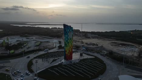 Hiperlapso-Aéreo:-Monumento,-Ventana-Al-Mundo-Al-Atardecer