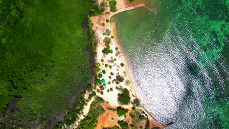 Cabo-Beach-Drohne,-Die-Mit-Meereswellen-Und-Wolkenschatten-über-Der-Insel-Herabsteigt