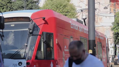 Transporte-Público-En-Las-Calles-De-Estambul,-Turquía,-Con-Una-Zona-Peatonal-Animada-Y-Gente-Caminando