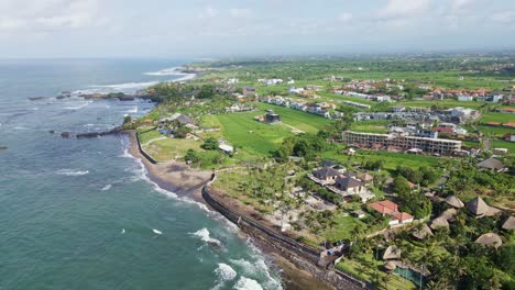 Vista-Aérea-De-La-Costa-De-Cemagi,-Canggu,-Bali,-Indonesia,-Bienes-Raíces.