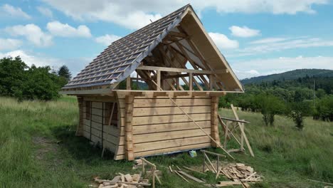 Casa-De-Madera-En-Construcción,-Hecha-De-Troncos-Y-Ubicada-En-Un-Hermoso-Paisaje-De-Montaña.