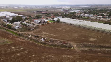 Eine-Drohne-Hat-Landwirtschaftliche-Betriebe-In-Einem-Dorf-Im-Norden-Der-Negev-Wüste-In-Israel-Geschossen.-Man-Sieht-Ein-Großes-Landwirtschaftliches-Gebiet-Im-Süden-Israels.