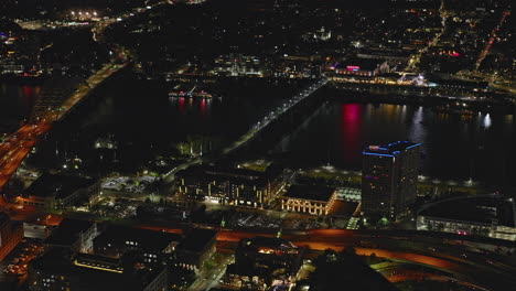 Vista-Aérea-Del-Distrito-Comercial-Central-Con-Dron-V35-En-Cincinnati,-Ohio,-Que-Captura-El-Paisaje-Urbano-Nocturno-Del-Centro,-El-Tráfico-De-La-Autopista-Y-Newport,-Kentucky,-Al-Otro-Lado-Del-Río.-Filmado-Con-Inspire-3-8k,-Septiembre-De-2023