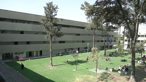 Edificio-De-La-Facultad-En-El-Campus-Universitario-Mexicano