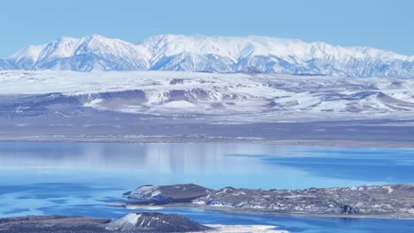 Una-Amplia-Fotografía-Aérea-Tomada-Con-Un-Dron-Del-Lago-Mono-En-California