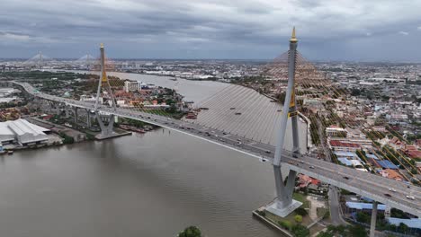 El-Puente-Bhumibol,-También-Conocido-Como-El-Puente-De-La-Circunvalación-Industrial,-El-Tráfico-Y-La-Infraestructura-De-La-Ciudad.