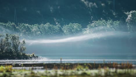 Der-Dünne-Nebel-Schwebt-Und-Wirbelt-Langsam-über-Dem-See