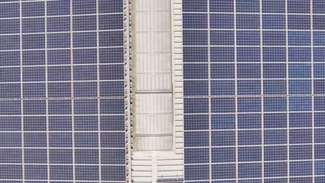 Close-up-view-of-solar-panels-on-an-industrial-building-roof