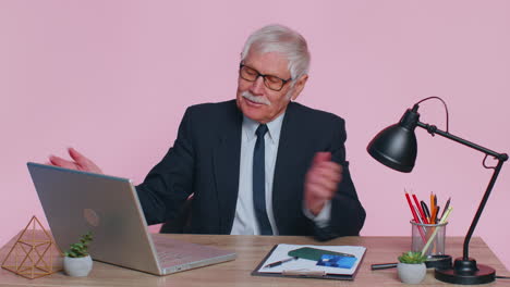 Senior-businessman-working-out,-pumping-up-arm-muscles-lifting-pink-dumbbells,-relaxing-after-work