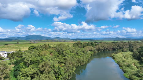 La-Vista-Aérea-Sigue-El-Lánguido-Río-Pionero-Que-Deja-Las-últimas-Casas-En-La-Periferia-Del-Municipio-De-Mirani.