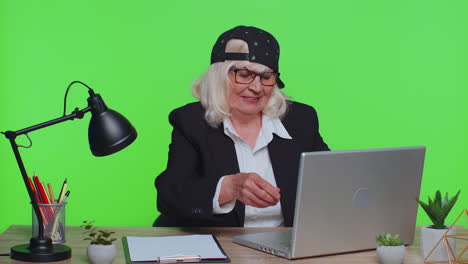 Senior-business-woman-raises-thumbs-up,-agrees,-approve,-likes-good-news-using-laptop-at-office