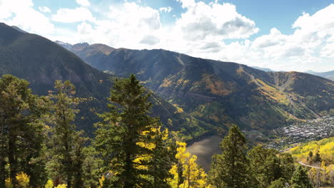 Vista-Aérea-Ascendente-Del-Valle-Montañoso-Amarillo-Y-Verde-En-Telluride,-Colorado