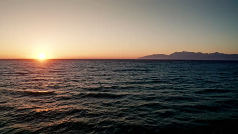 Verträumter-Sonnenuntergang-über-Dem-Meer