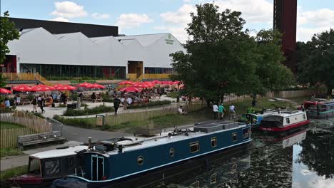 Boote-Außerhalb-Hackney-Bridge,-London,-Vereinigtes-Königreich