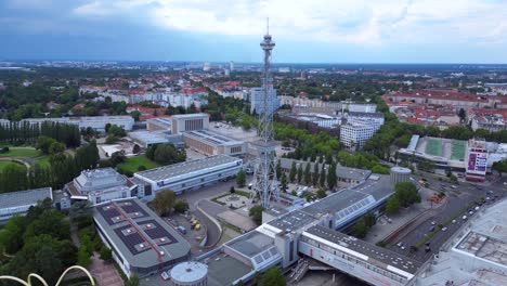 Die-Skyline-Von-Berlin-Mit-Dem-Berühmten-Funkturm-Und-Dem-Messegelände,-Geschichte-Und-Moderne