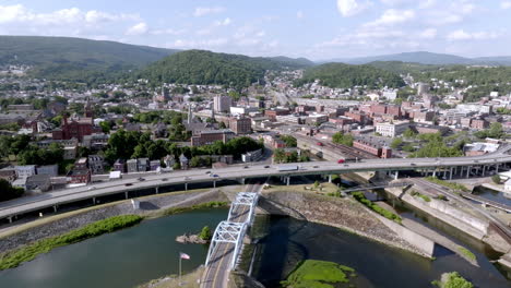 Innenstadt-Von-Cumberland,-Maryland-Mit-Autobahnverkehr-Mit-Drohnenvideo-Von-Links-Nach-Rechts