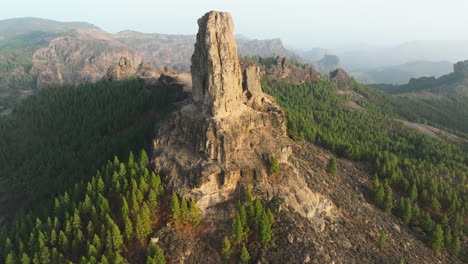 Vista-Aérea-Durante-La-Puesta-De-Sol-Del-Famoso-Roque-Nublo-En-La-Isla-De-Gran-Canaria-Con-Hermosos-Colores,-España