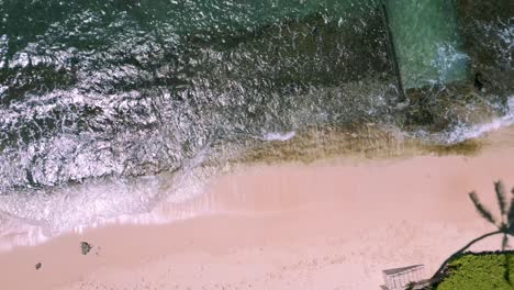 Headshot-of-Waves-crashing-at-Cromwells-beach-in-Kahala,-Oahu,-Hawaii