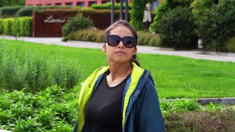 Mujer-Viajera-Con-Gafas-De-Sol-En-El-Parque-De-Laveno-Mombello,-Lombardía,-Italia