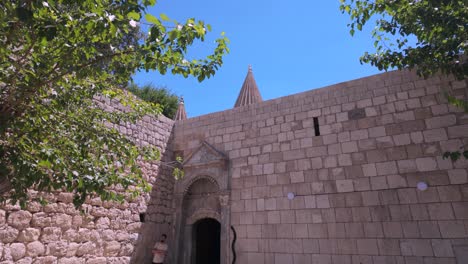 Lalish-Ist-Ein-Bergtaltempel-In-Der-Ninive-Ebene-Im-Irakischen-Kurdistan-Und-Der-Heiligste-Tempel-Der-Jesiden