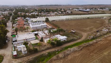 Eine-Drohne-Schoss-Landwirtschaftliche-Betriebe-In-Einem-Dorf-Im-Norden-Der-Negev-Wüste,-Israel