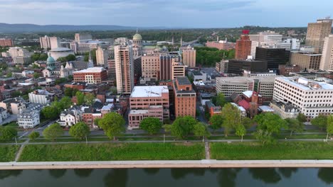 Amerikanische-Innenstadt-In-Einer-Kleinstadt-In-Pennsylvania-Mit-Türmen-Und-Wolkenkratzern