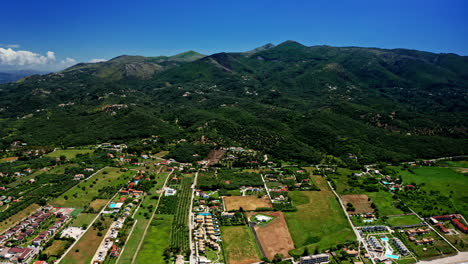 Vista-Aérea-Tomada-Con-Un-Dron-Sobre-La-Costa-De-Corfú,-Grecia