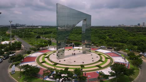 Dron-Aéreo-Con-Hiperlapso-Y-Monumento-Con-Aleta-De-Tiburón