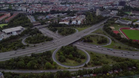 Deutsche-Autobahn-Kleeblatt-Kreuzung-Verbindet-Den-Verkehr-In-Einem-Städtischen-Stadtzentrum