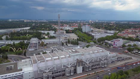 El-Horizonte-De-Berlín-Muestra-La-Emblemática-Torre-De-Radio-Y-La-Exposición-De-La-Feria-En-Un-Gran-Pabellón,-Historia-Y-Modernidad