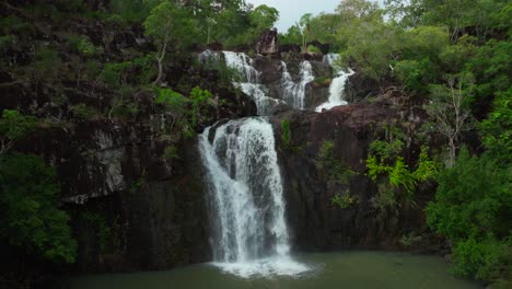 Cedar-Creek-Falls-Wasserfall-Regenzeit-Queensland-Australien-Luftaufnahme-Drohnenansicht-Hafen-Von-Airlie-Beach-Whitsunday-Islands-Sonnig-Blauer-Himmel-Wolken-Morgen-Tagsüber-Conway-Forest-Reserve-Palmenhain-Proserpine-Zurück