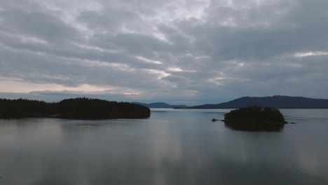 Wide-pushing-in-shot-of-the-Bellingham-Bay-in-Washington-State