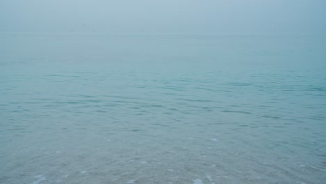 Dunstiger-Tag-Am-Strand,-Verblassender-Panoramahorizont,-Skyline,-Nebel,-Verträumte-Blaue-Malerische-Landschaft-Des-Meeresstrandes-Am-Morgen,-Sommersaison,-Minimale-Reiseszene-In-Tropisches-Klima,-Surfen,-Schnorcheln,-Iran,-Insel-Qeshm