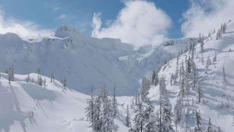 Fast-fly-through-drone-shot-of-a-snow-covered-valley-in-the-Cascade-Mountains-of-Washington-State