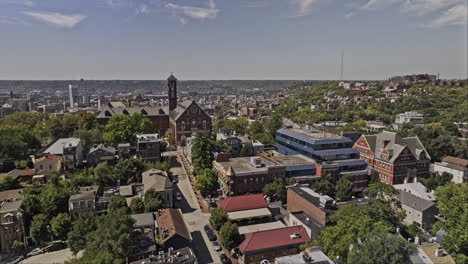 Dron-Aéreo-V77-De-Cincinnati,-Ohio,-Sobrevuela-El-Centro-De-Eventos-Del-Monasterio-En-St.-Paul-Place,-En-El-Vecindario-De-Mt.-Adams,-Frente-Al-Paisaje-Urbano-Del-Centro-De-Cincinnati.-Filmado-Con-Mavic-3-Pro-Cine,-Septiembre-De-2023