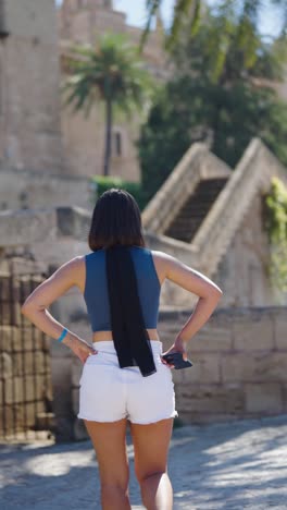 Vista-Vertical-De-Una-Mujer-Paseando-Cerca-Del-Palacio-Real-De-La-Almudaina,-Mallorca