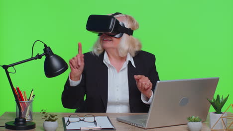 Mujer-De-Negocios-Senior-Que-Usa-La-Aplicación-De-Casco-Para-Jugar-Juegos-De-Simulación-Viendo-Videos-De-Realidad-Virtual