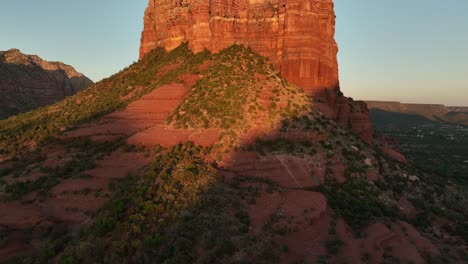 Close-Evening-Reveal-Of-Bell-Rock-In-Sedona,-Arizona,-Aerial-View